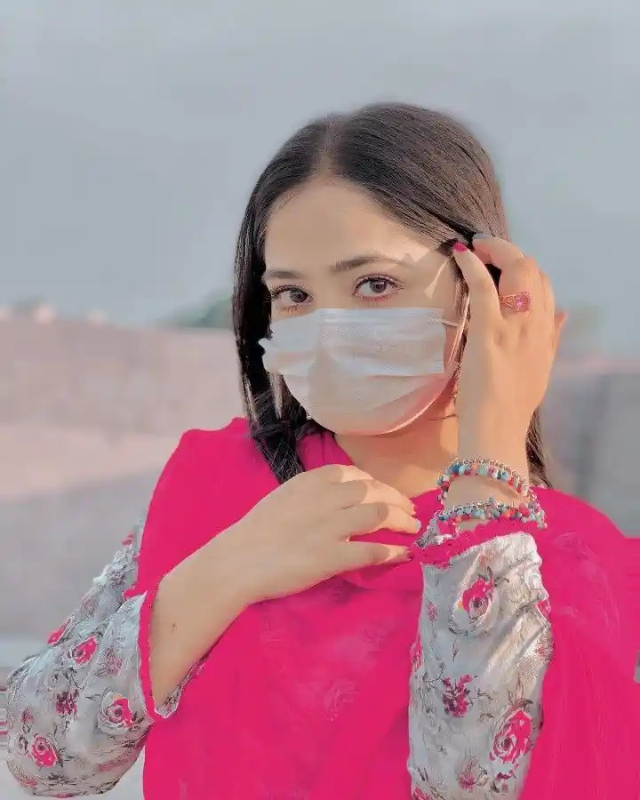 mask-girl-pic