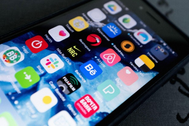 How to Choose a Phone Wallpaper That Keeps Your Home Screen Clear and Easy to Navigate
